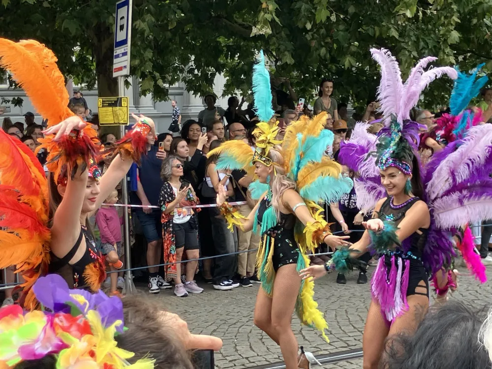 VIDEO: Ulicemi Brna se prohnal bujarý karnevalový průvod. Vtáhl místní do víru barev, tance a exotiky