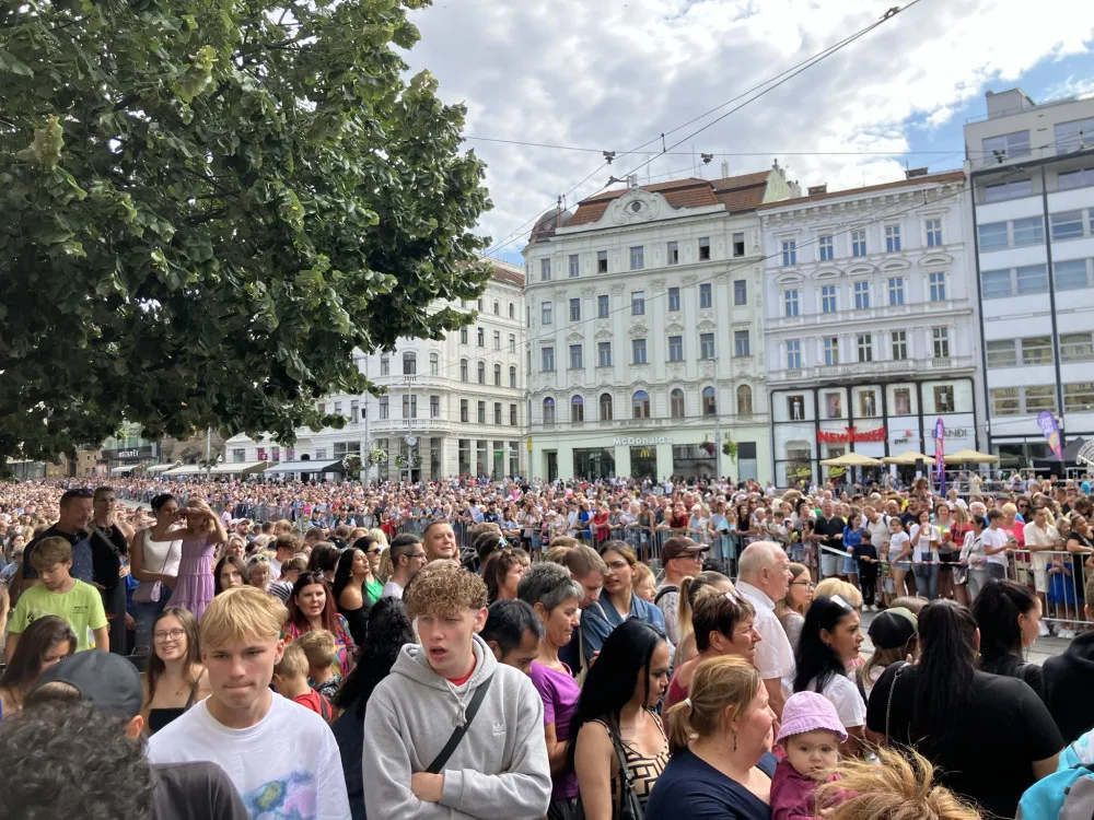 VIDEO: Ulicemi Brna se prohnal bujarý karnevalový průvod. Vtáhl místní do víru barev, tance a exotiky