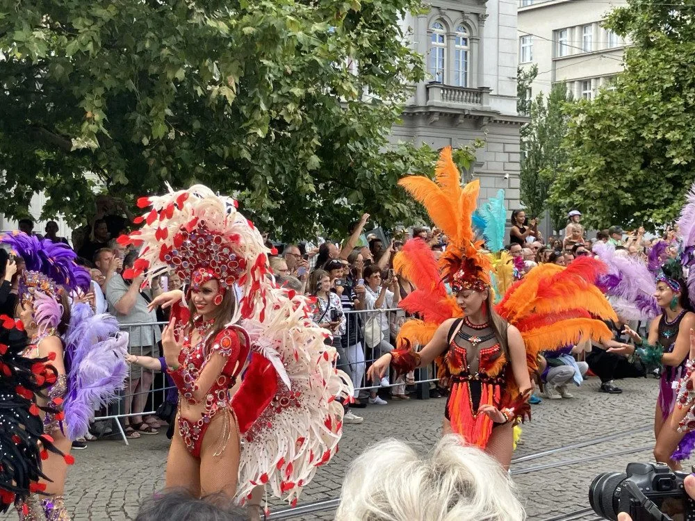 VIDEO: Ulicemi Brna se prohnal bujarý karnevalový průvod. Vtáhl místní do víru barev, tance a exotiky