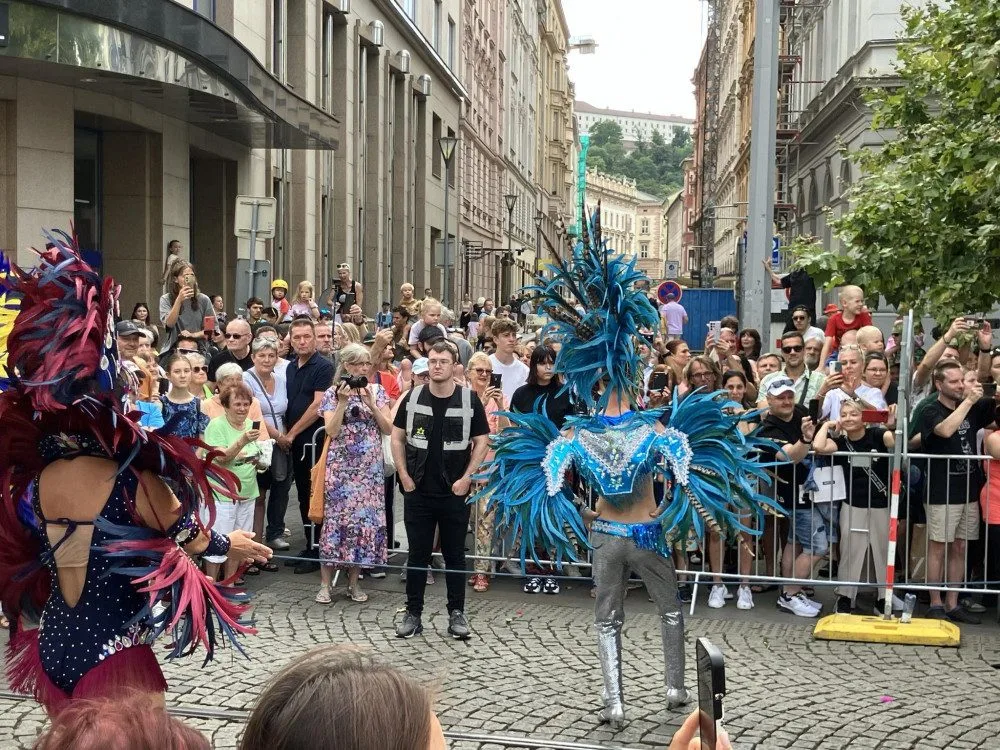 VIDEO: Ulicemi Brna se prohnal bujarý karnevalový průvod. Vtáhl místní do víru barev, tance a exotiky