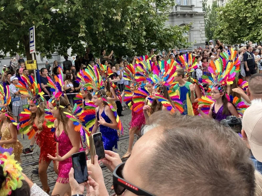 VIDEO: Ulicemi Brna se prohnal bujarý karnevalový průvod. Vtáhl místní do víru barev, tance a exotiky