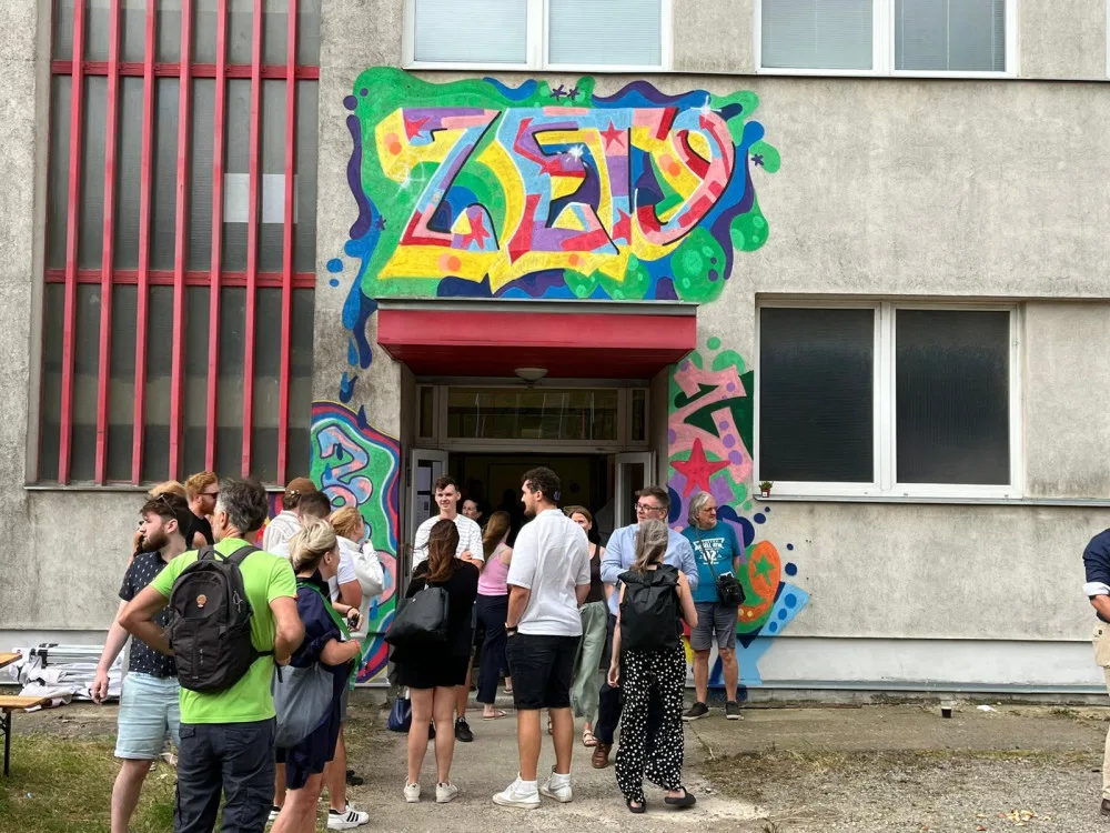 Brněnské kapely Kumbalu a The Outroverts vystoupily před zkušebnami a ateliéry ZET9 v Líšni