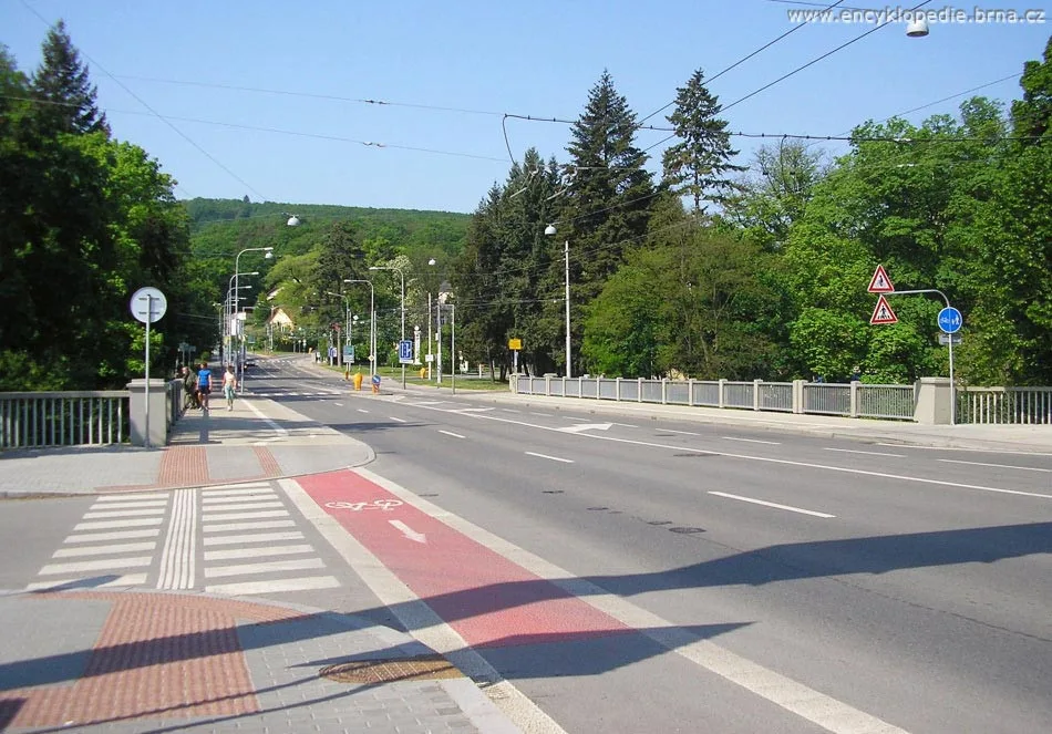 Řidiči v Brně tři a půl měsíce neprojedou z Pisárek do Kohoutovic. Hromadné dopravy se uzavírka nedotkne