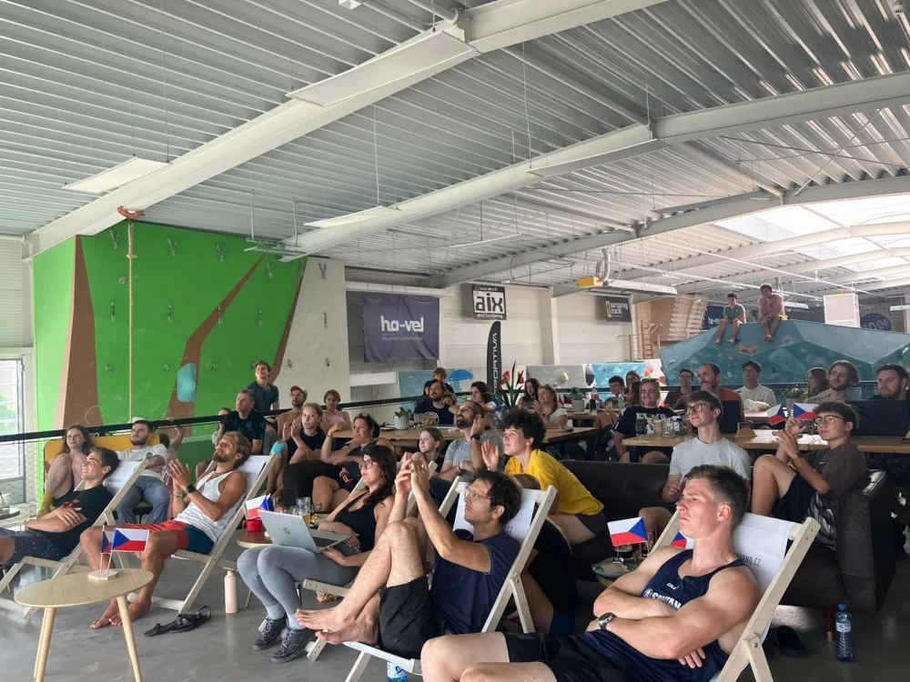 VIDEO: Adam Ondra na olympiádě končí bez medaile. Takhle mu fandilo rodné Brno
