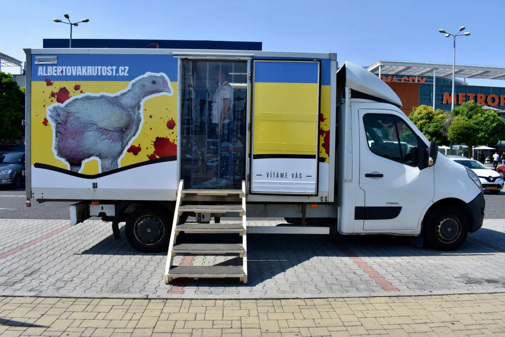 Albertova Krutokára míří do Brna. Obránci zvířat upozorňují na otřesné podmínky kuřat chovaných pro supermarket