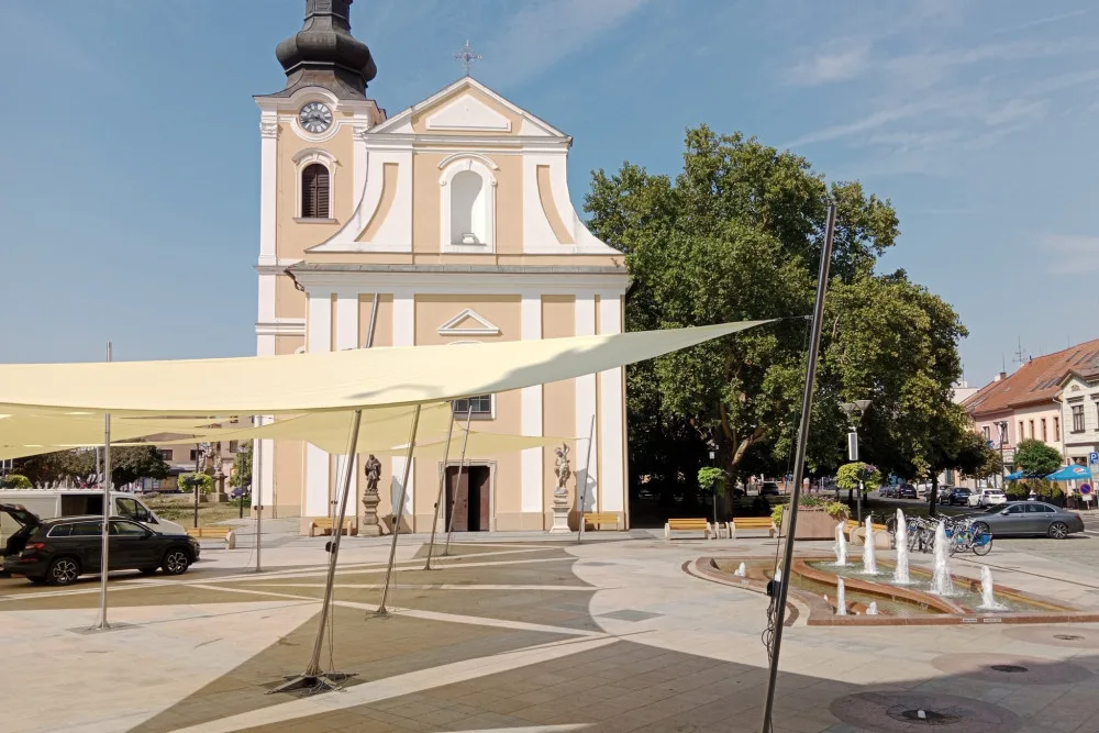 Stínící plachty v Hodoníně mají lidem ulevit od slunce. Dočasná stavba město stála přes dva miliony korun