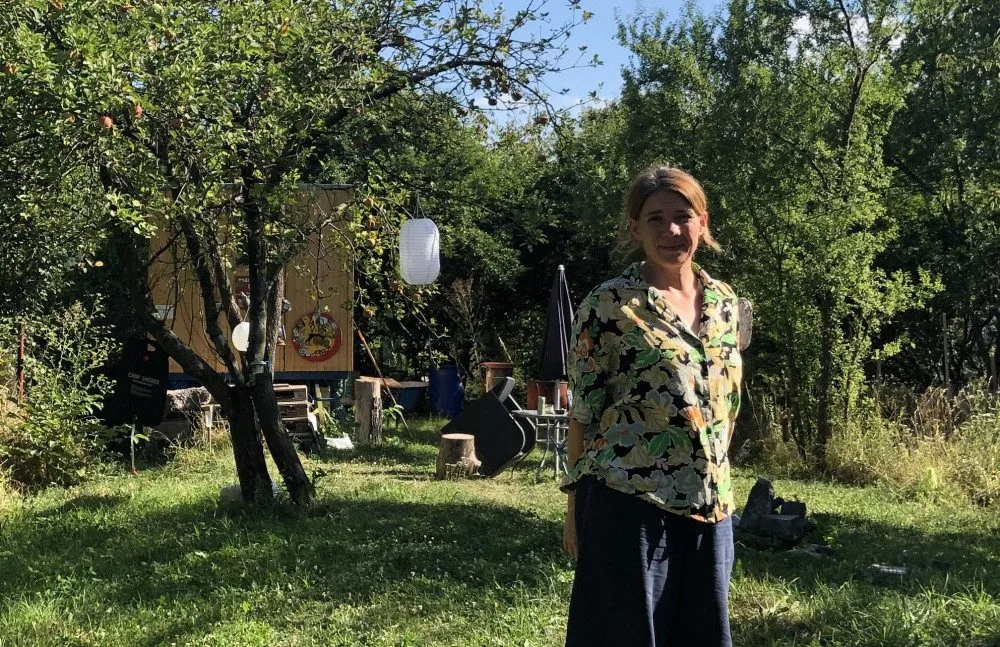 Šití je terapeutická činnost. Na internetu se však objevuje spousta chybných rad, říká zakladatelka sdílené šicí dílny v Brně