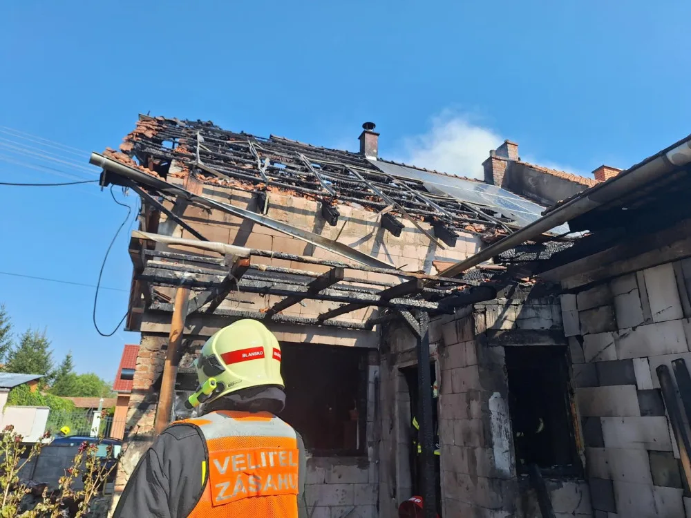 Požár zničil dům na Blanensku. Vzplála baterie fotovoltaiky