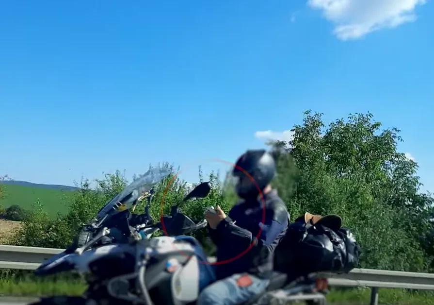 Motorkář se řítil vysokou rychlostí po dálnici, v obou rukách držel mobil