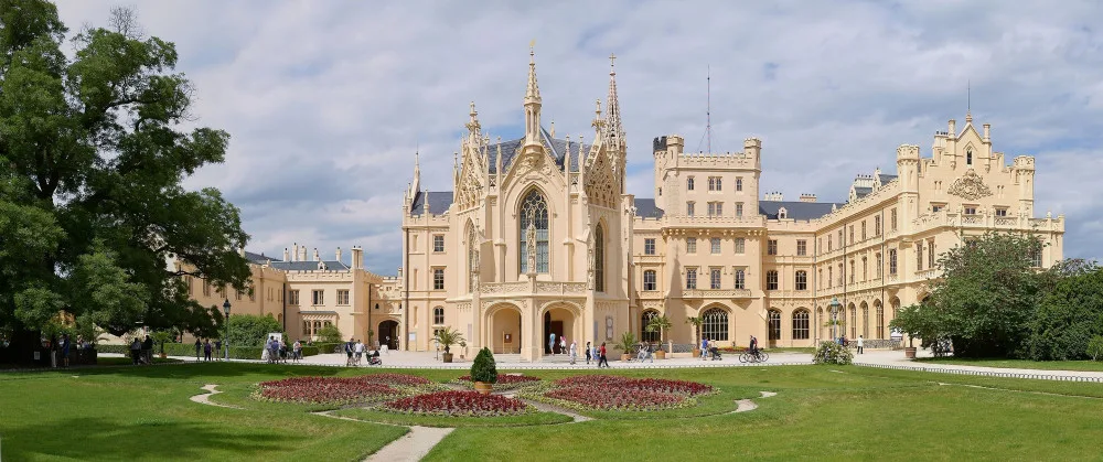Mikulov i Lednici trápí příliš mnoho turistů. Dělali hluk a vykupovali místním pečivo
