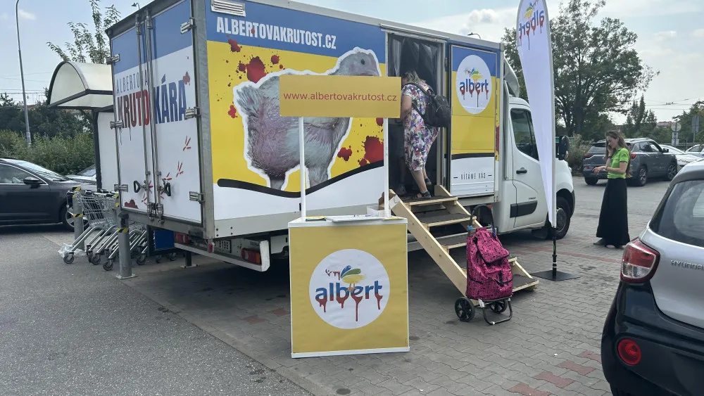 Do Brna přijela Albertova Krutokára. Obránci zvířat lidem ukazují otřesné podmínky chovu kuřat