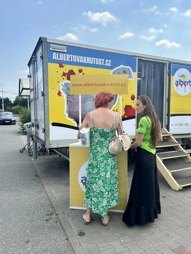 Do Brna přijela Albertova Krutokára. Obránci zvířat lidem ukazují otřesné podmínky chovu kuřat