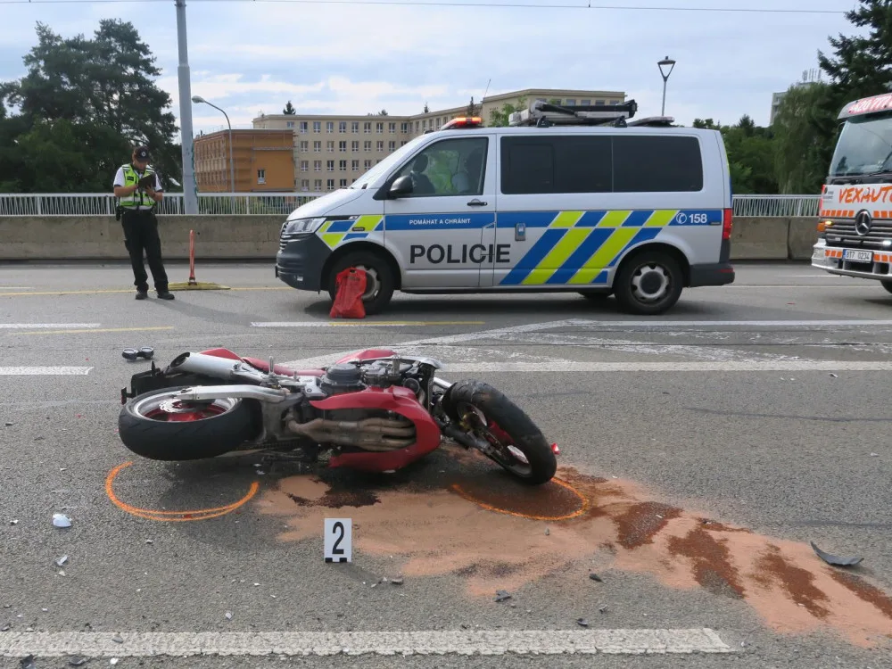 O prázdninách policisté řešili na jižní Moravě téměř osm set nehod. Dvanáct lidí na silnicích zemřelo