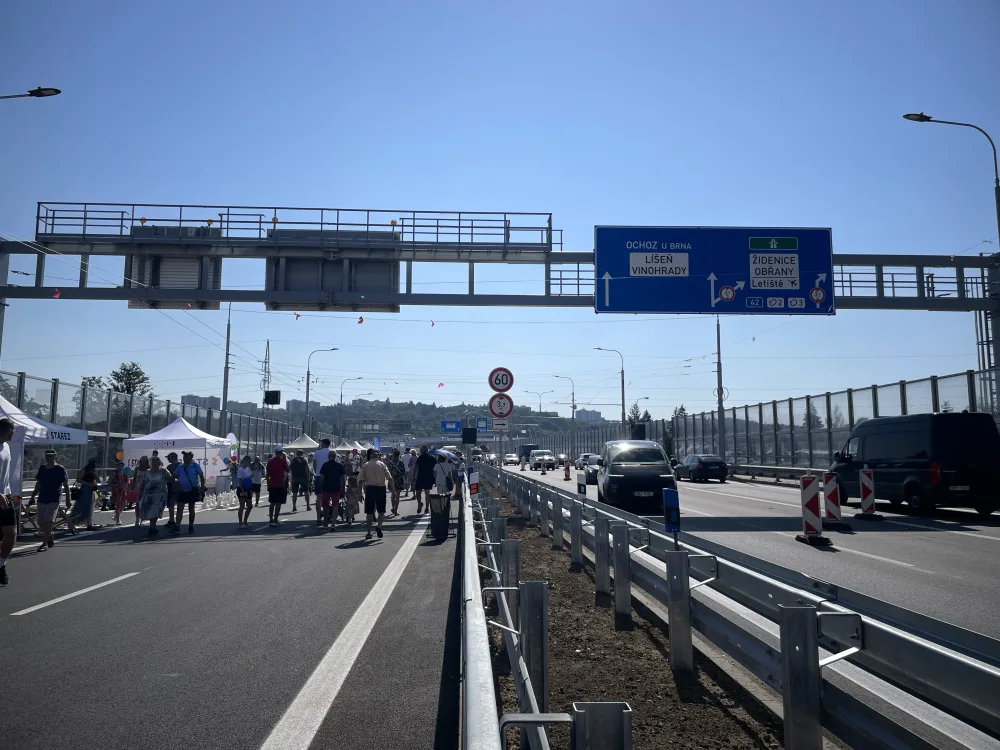 VIDEO: Estakáda velkého městského okruhu se na den otevřela veřejnosti. Motoristé se zde projedou až v neděli