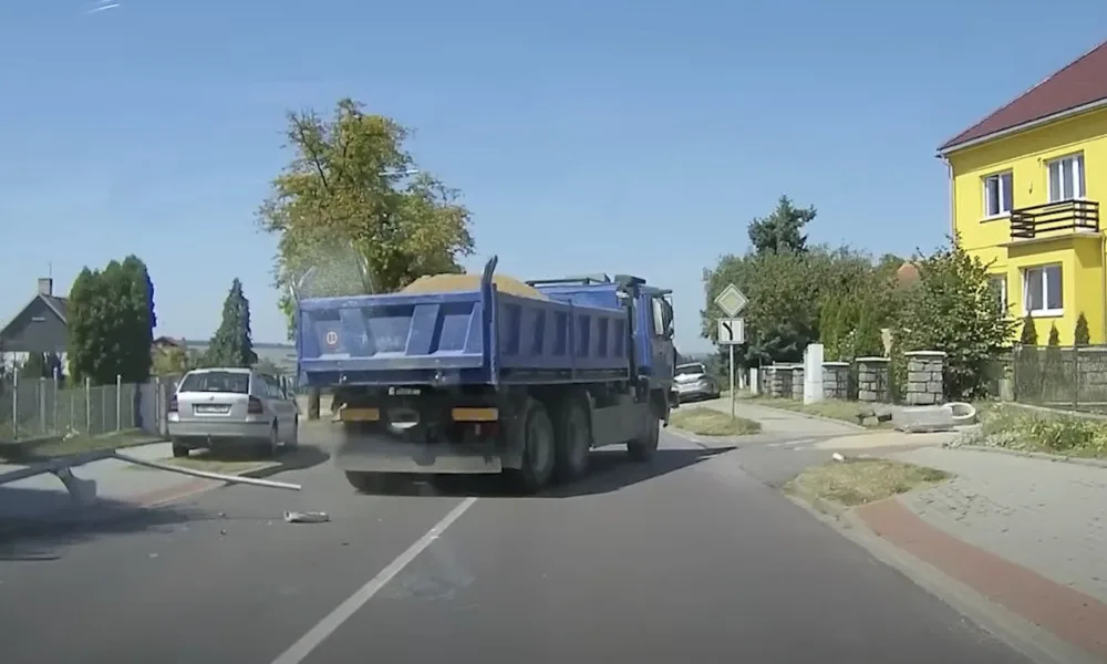 VIDEO: Řidič plně naložené tatry zkolaboval po bodnutí hmyzem. Auto skončilo v bazénu
