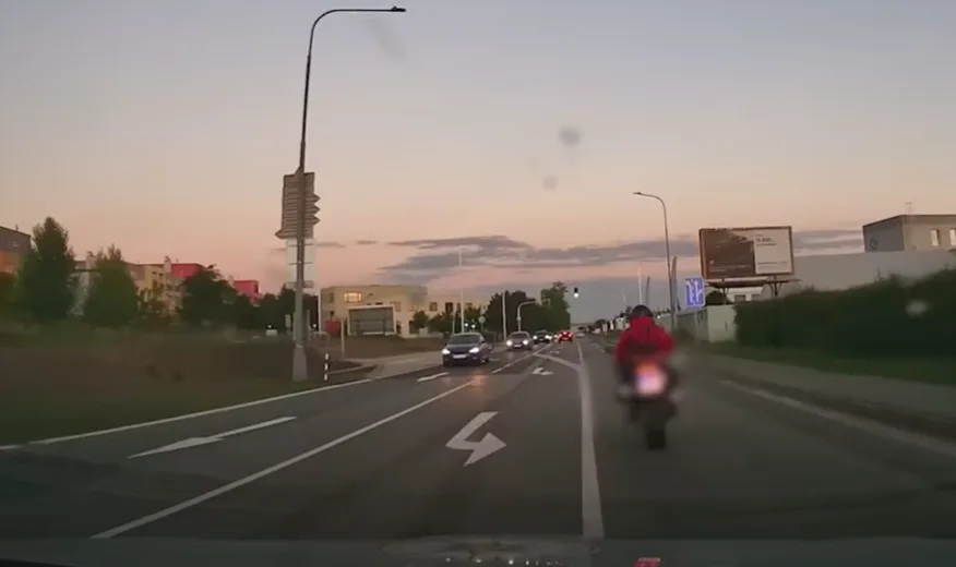 VIDEO: Zdrogovaný motorkář se zákazem řízení v Brně havaroval, když se pokoušel zmizet policistům