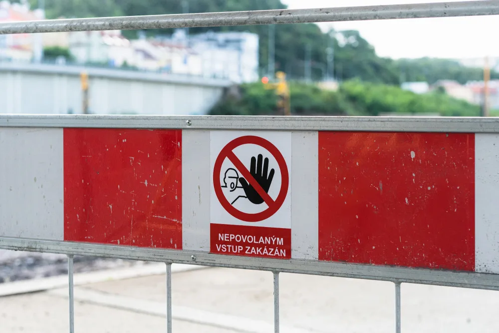 Silničáři museli uzavřít část Bauerovy ulice v Brně. Praskl vodovod, opravy potrvají měsíc