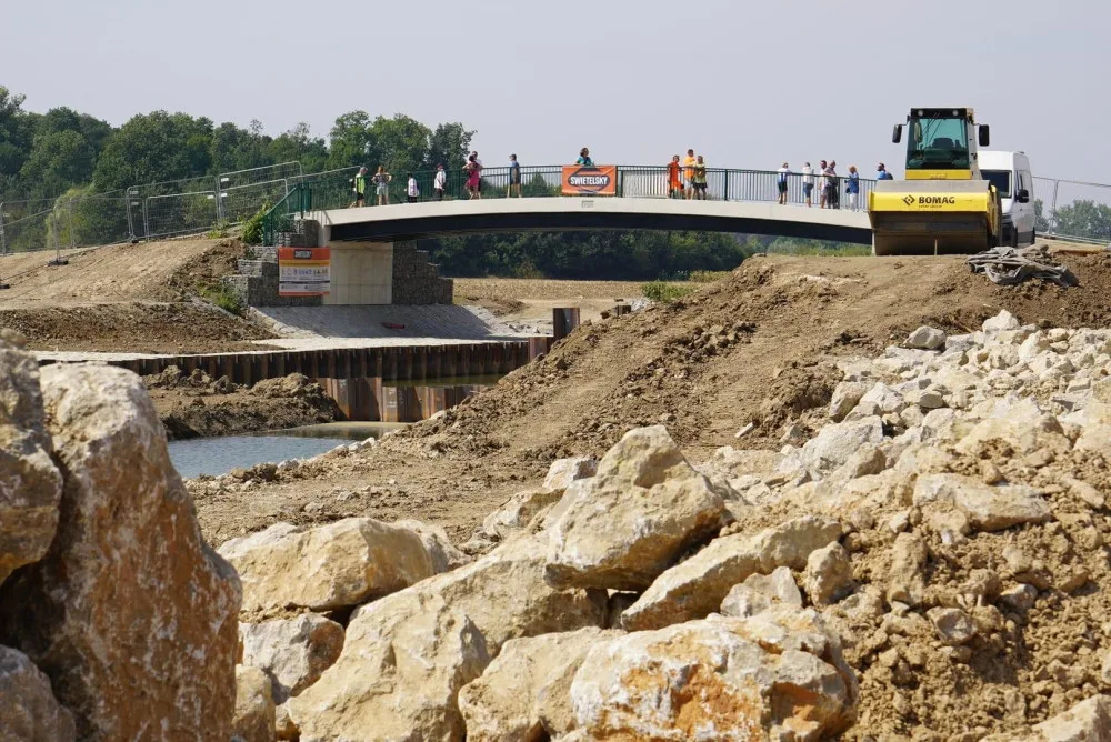 Plavební komora u Sudoměřic umožní plout lodím do Hodonína. Její stavba je téměř v polovině