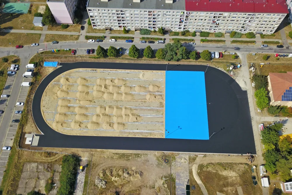 Stavba atletického oválu v Břeclavi finišuje. Školáci si na hřišti zasportují od října, veřejnost na jaře