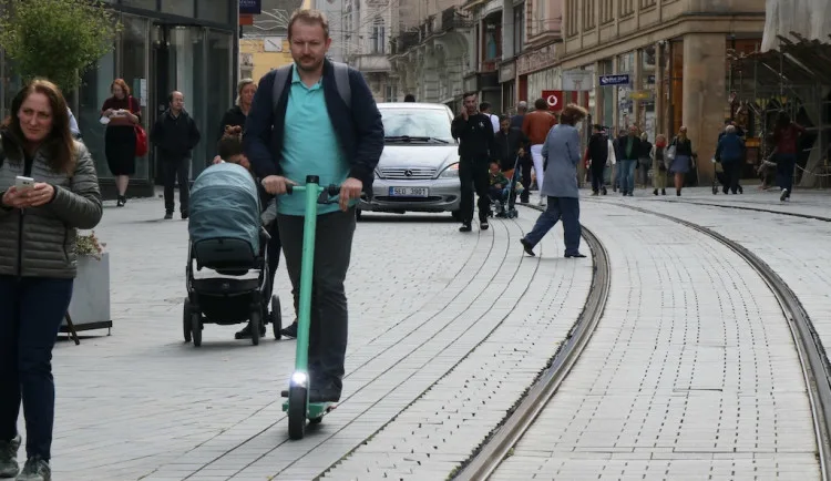 Radní městské části Brno-střed zvažují zákaz elektrokoloběžek v pěší zóně