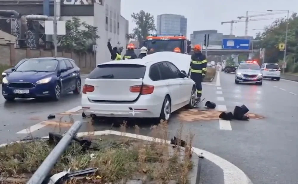 VIDEO: Muž se vyboural v centru Brna při honičce s policií. Vyhýbal se nástupu do vězení