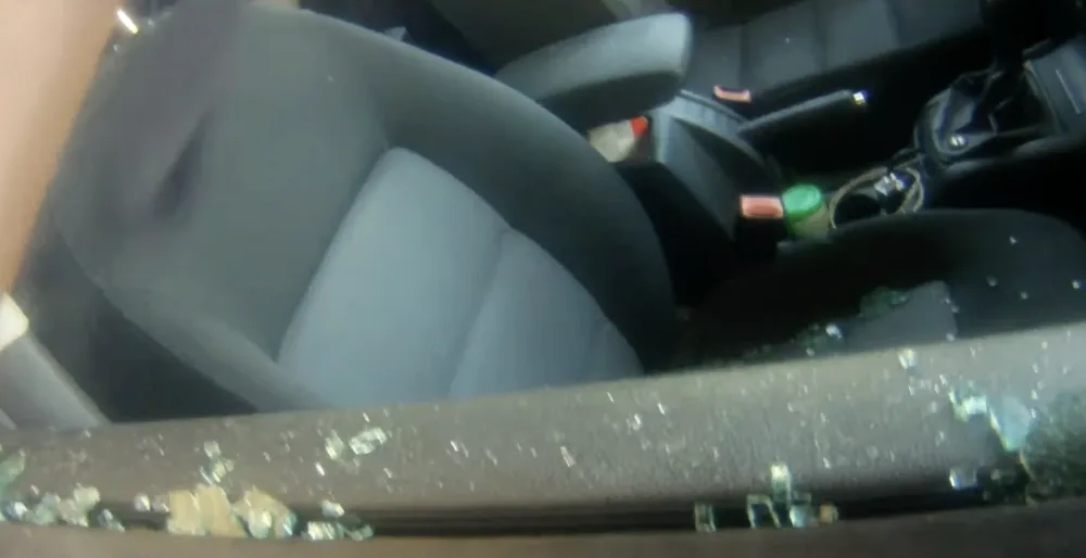 VIDEO: Dvouletá holčička zůstala v autě, které se automaticky zamklo. Strážníci museli rozbít okno