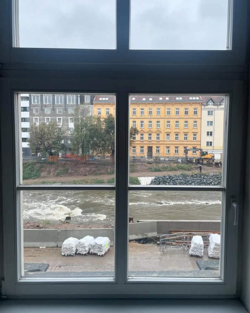Archiv Fakulty architektury je v ohrožení. Dobrovolníci ho stěhují ze suterénu do vyšších pater