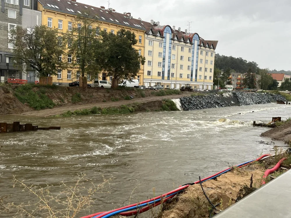 Voda nepřijde jako tsunami. S katastrofickým scénářem nepočítáme, uklidňuje Brňany hejtman Grolich