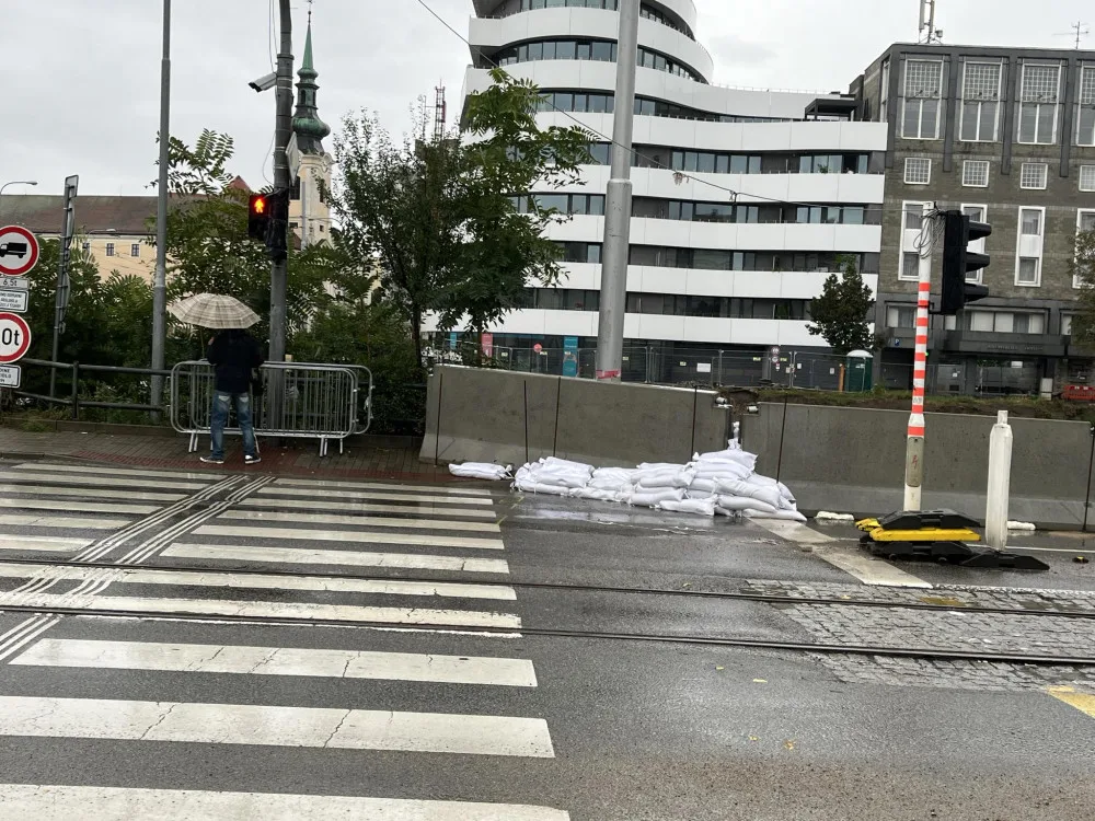 Voda nepřijde jako tsunami. S katastrofickým scénářem nepočítáme, uklidňuje Brňany hejtman Grolich