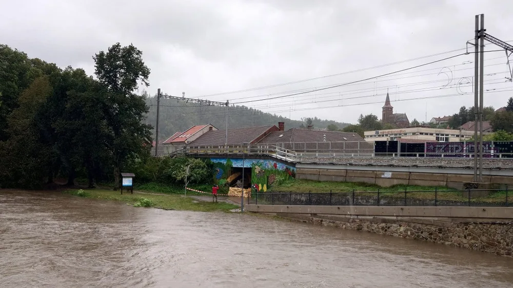 Třetí povodňový stupeň hlásí také Svitava v Bílovicích. Řeka má kulminovat v neděli večer