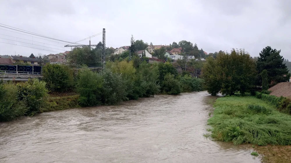 Třetí povodňový stupeň hlásí také Svitava v Bílovicích. Řeka má kulminovat v neděli večer