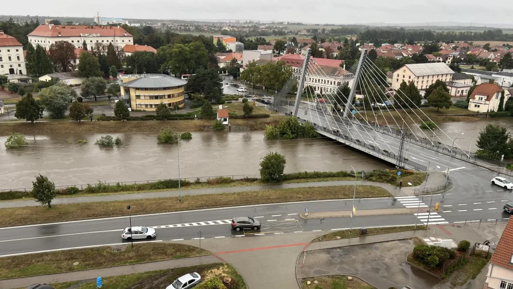 Hasiči vyjížděli během jediného dne k 930 zásahům. Nechoďte k rozvodněným řekám, varují