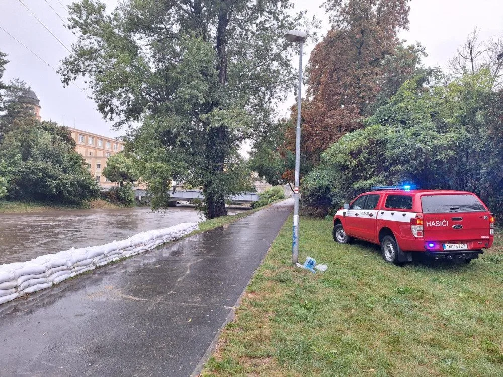 Hasiči vyjížděli během jediného dne k 930 zásahům. Nechoďte k rozvodněným řekám, varují