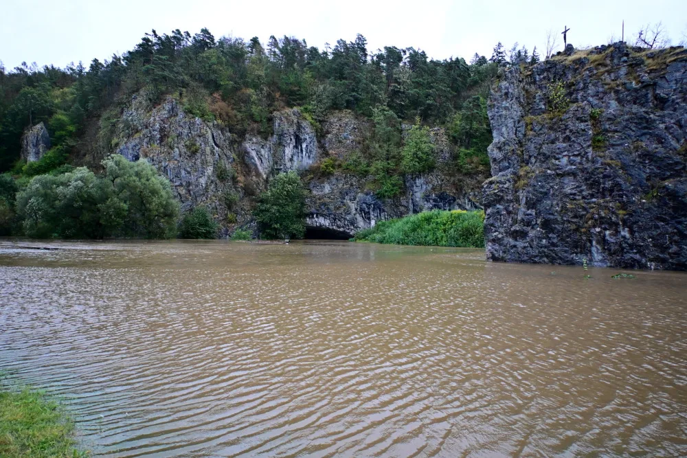 Voda natekla do většiny jeskyní v Moravském krasu. Zavřené zůstanou i kvůli stromům a chybějícímu proudu