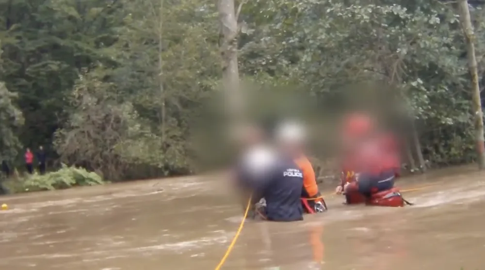 VIDEO: Strážníci zveřejnili záběry zachycující záchranu života tonoucího v rozvodněné řece