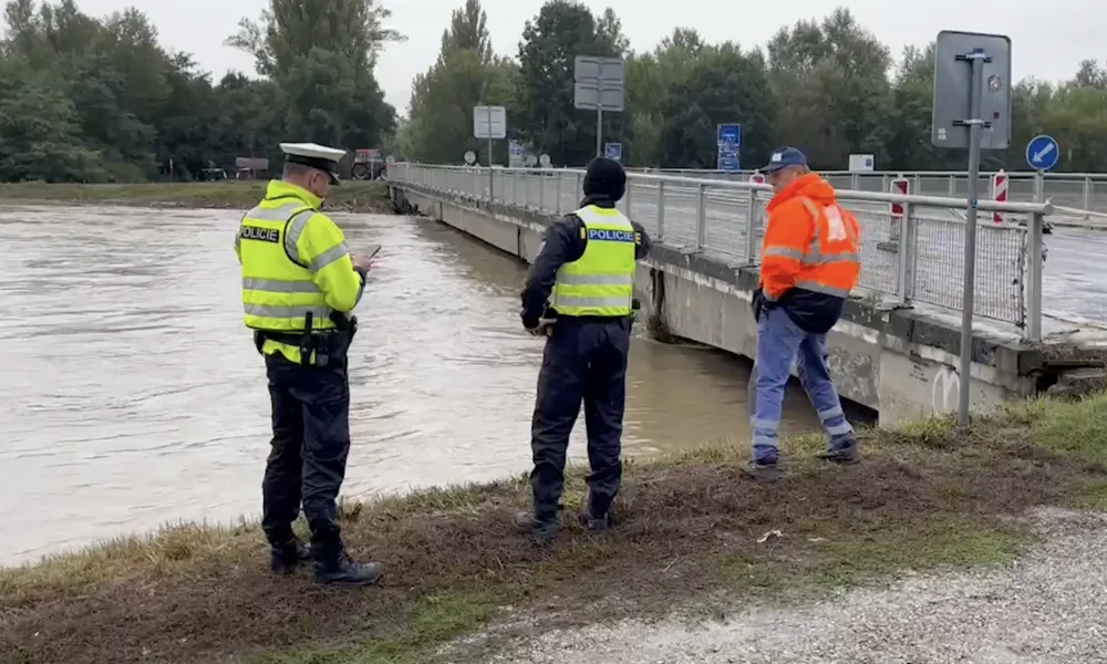 Policie zveřejnila video z uzavření mostu na přechodu v Lanžhotě
