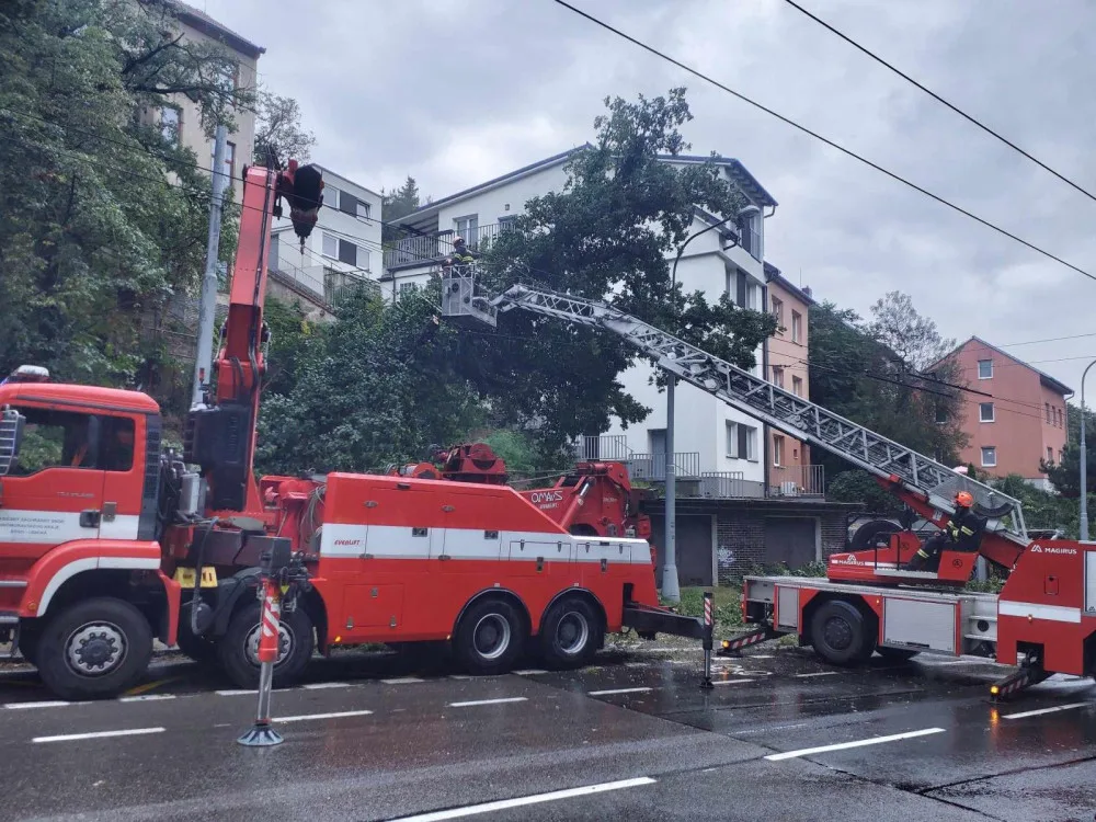 Nehoda vlaku s bagrem, stavění hrází i čištění přehrady. Jihomoravští hasiči mají napilno