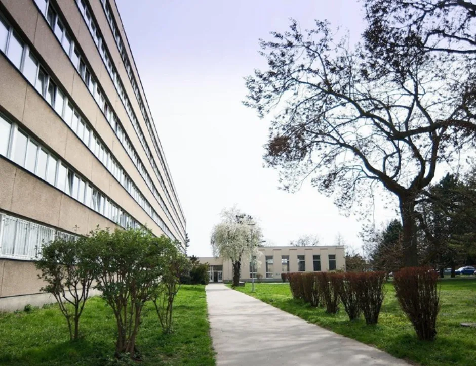 Evakuovaným studentům univerzita poskytla alternativní ubytování. Od úterý se mohou vracet zpět na své koleje