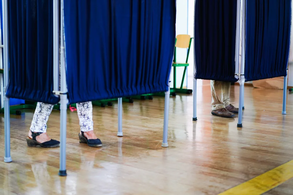 VOLBY 2024: První den voleb je za námi. Místnosti se opět otevřou zítra ráno