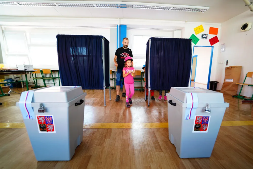 VOLBY 2024: První den voleb je za námi. Místnosti se opět otevřou zítra ráno