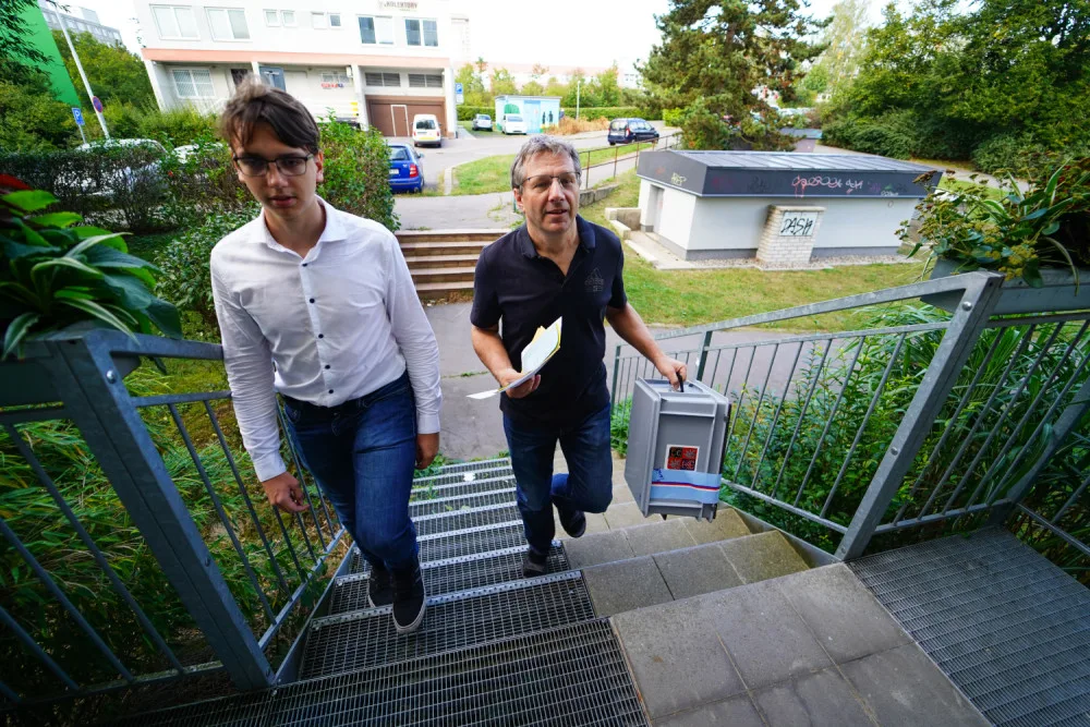 VOLBY 2024: První den voleb je za námi. Místnosti se opět otevřou zítra ráno
