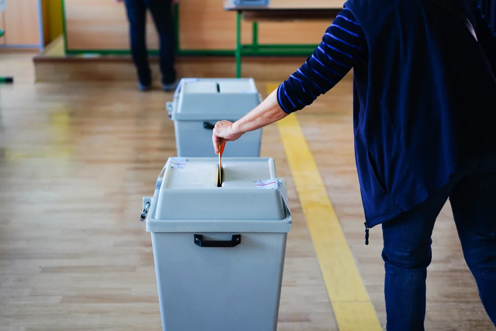 VOLBY 2024: První den voleb je za námi. Místnosti se opět otevřou zítra ráno