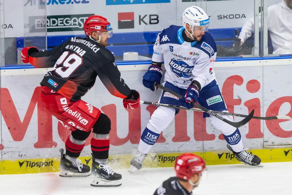 Hokejisté Komety slaví vítězství. Porazili Hradec Králové 2:1 a vezou domů tři body
