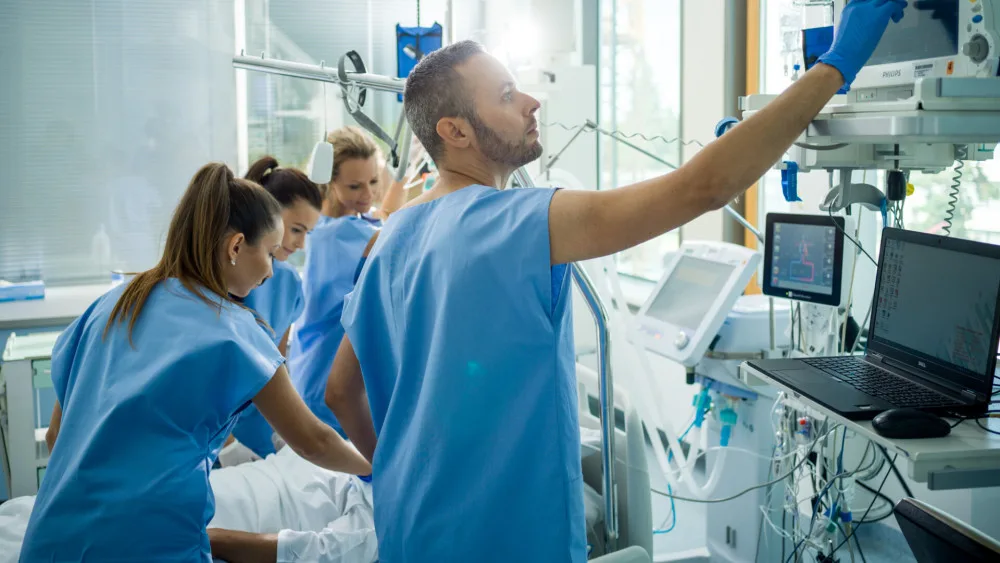 Nádory slinivky jsou zpočátku bezpříznakové, varují lékaři z Brna. Specializují se na léčbu i prevenci
