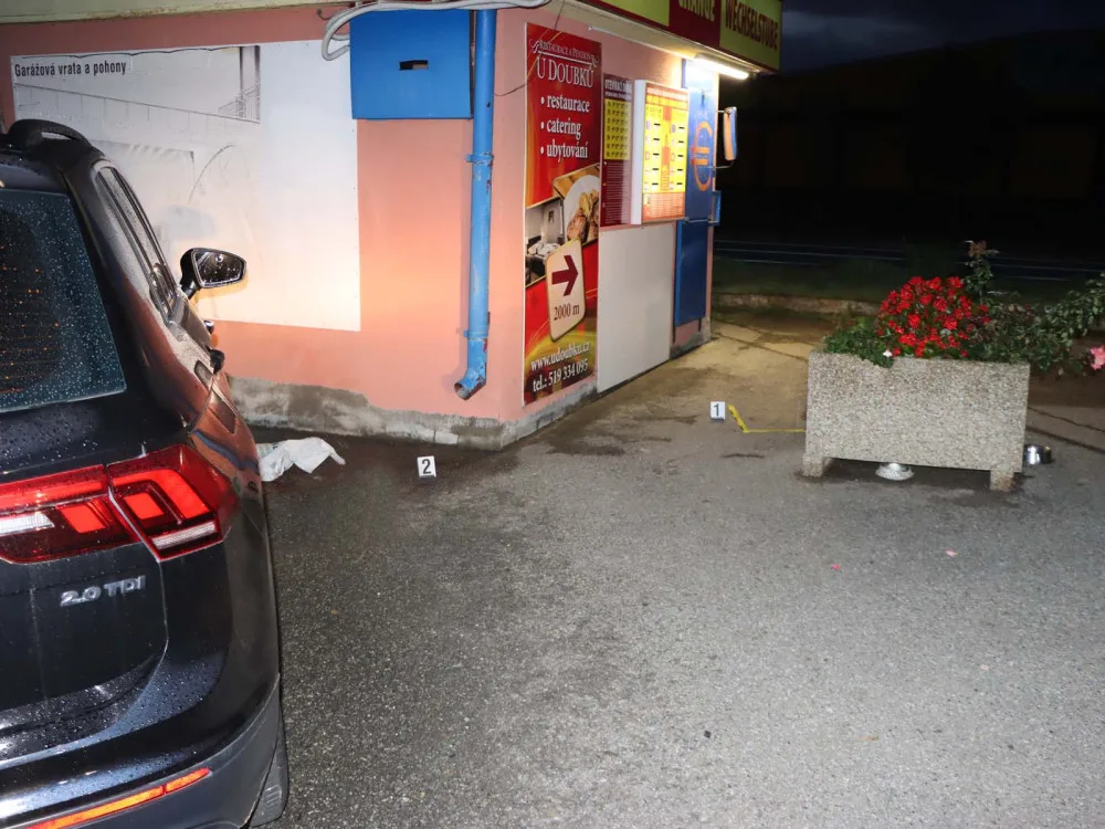 Trojice maskovaných lupičů přepadla směnárnu v Břeclavi. Policistům ujížděli do Rakouska