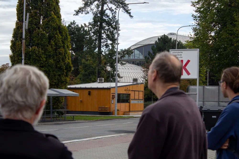 Dřevěná venkovní vzorová učebna slouží jako sídlo aktivit pro živou laboratoř. Výstaviště je totiž svými parametry ideální pro testování inovací pro města. Má totiž své silnice, dopravní značky, sloupy nebo domy, a proto se zde mohou testovat třeba autono