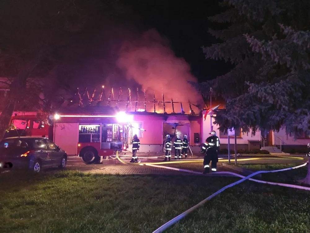 Dům a chata v plamenech. Noční požáry způsobily škody za miliony korun