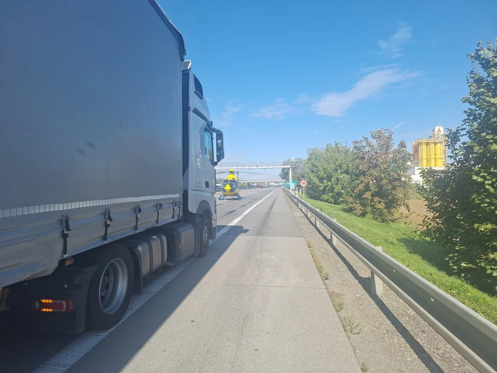 Nehoda dvou kamionů uzavřela dopravu na dálnici. Na místě přistál záchranářský vrtulník