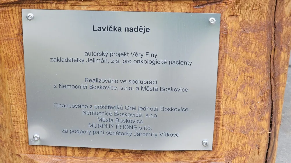 Před boskovickou nemocnicí stojí Lavička naděje. Má podporovat onkologické pacienty