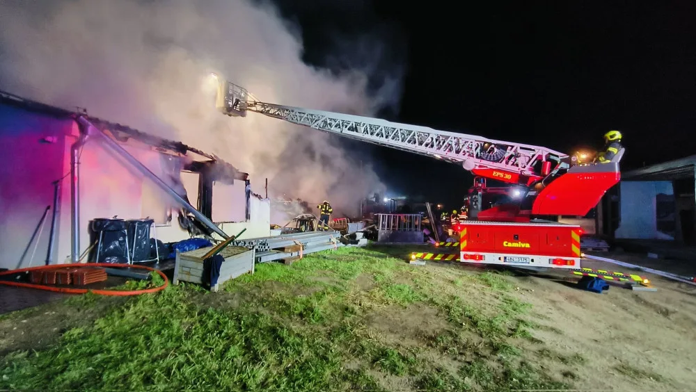 VIDEO: Při nočním požáru ubytovny se zranili čtyři lidé. Škoda je sedm milionů
